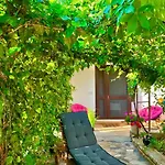 شقة Lovely Flower Small House For Two By The Sea *