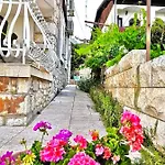 Lovely Flower Small House For Two By The Sea يزيرا