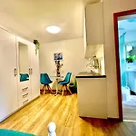 Lovely Flower Small House For Two By The Sea شقة