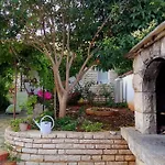 Lovely Flower Small House For Two By The Sea يزيرا