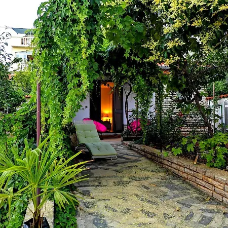 Lovely Flower Small House For Two By The Sea *