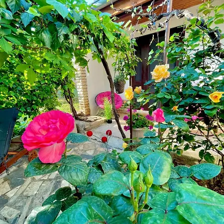 Lovely Flower Small House For Two By The Sea *