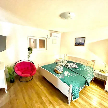 Lovely Flower Small House For Two By The Sea *