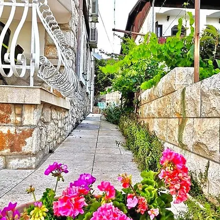 Lovely Flower Small House For Two By The Sea Jezera