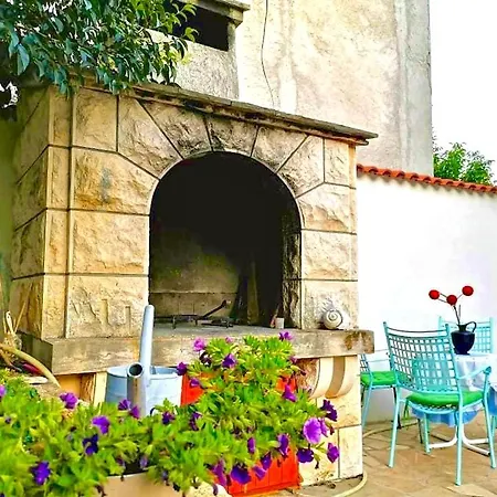 Lovely Flower Small House For Two By The Sea