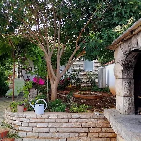 Lovely Flower Small House For Two By The Sea Jezera