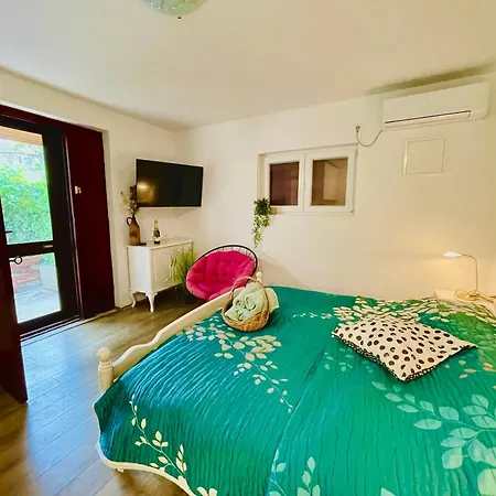 Lovely Flower Small House For Two By The Sea Appartamento