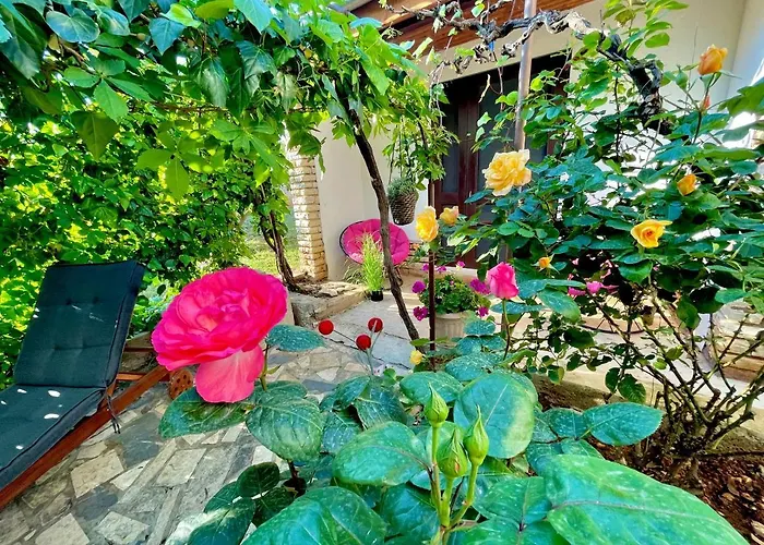 Lovely Flower Small House For Two By The Sea *