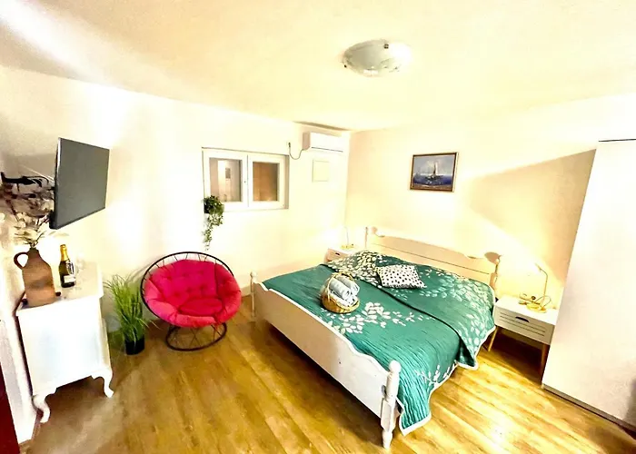 Lovely Flower Small House For Two By The Sea *