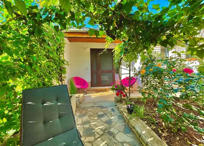 شقة Lovely Flower Small House For Two By The Sea *