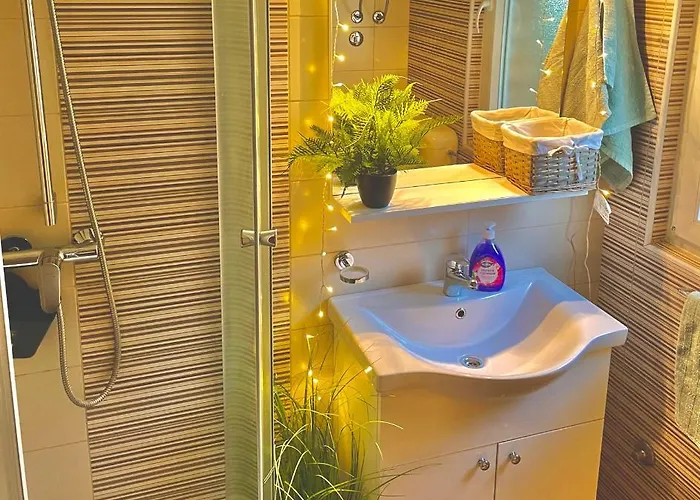 Lovely Flower Small House For Two By The Sea Jezera