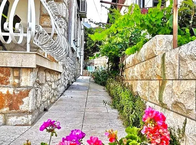 Lovely Flower Small House For Two By The Sea يزيرا