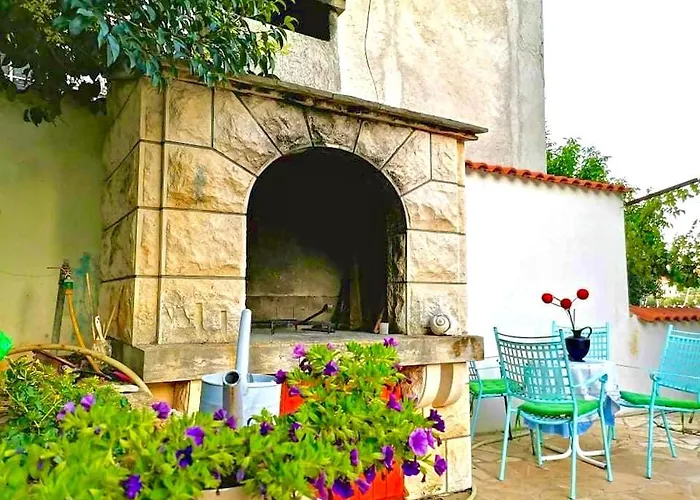 Lovely Flower Small House For Two By The Sea